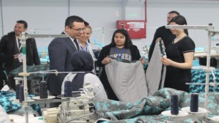 Akhisarda depremzedeler için 800 adet tulum üretiliyor