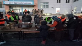 Akhisarlı öğrencilerin mutfağı 6 bin depremzedeye yemek hizmeti veriyor