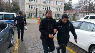 Akrabasını baltayla ağır yaraladı