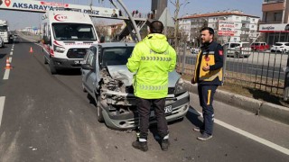 Aksarayda otomobil kamyonete arkadan çarptı: 3 yaralı