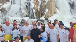 Aktivistler bölgenin kış turizmine dikkat çekmek için eksi 15 derece dondurucu suya girdiler