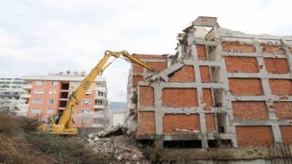 Alanya Belediyesi kent genelindeki riskli binaları yıkıyor
