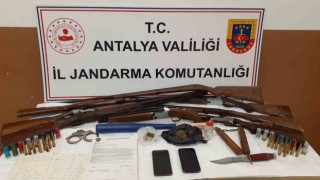 Alanyada 5 otomobile silah zoruyla el koyan 3 şüpheliye tutuklama