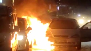 Alev alev yanan otomobili yol kenarına çekti, park halindeki otomobili de yaktı
