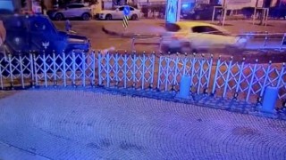 Alkollü kadın sürücü Almanya Başkonsolosluğu önündeki bariyerlere çarptı