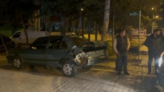 Alkollü sürücü park halindeki araca çarptı, kaçarken yakalandı