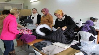 Amasyalılar depremzedeler için kıyafet ve battaniye dikiyor