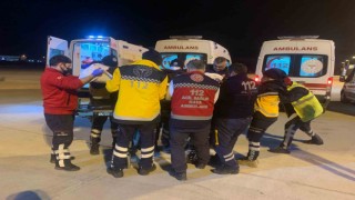 Ambulans uçak yaralı afetzedeler için Türkiye semalarında