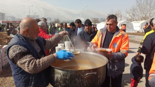 Anne, baba ve 2 çocuğunu kaybetti, depremzedelere yardıma koştu
