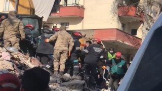 Anne ve 4 yaşındaki kızı 79 saat sonra enkazdan sağ olarak kurtarıldı
