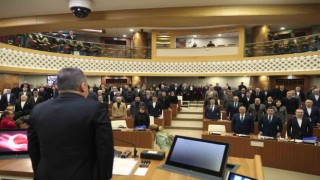 Antalya Büyükşehir Belediye Meclisi, depremde hayatını kaybedenler için saygı duruşunda bulundu
