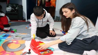 Antalya Büyükşehir Belediyesi Afet Yardım Merkezinde yürek ısıtan görüntüler