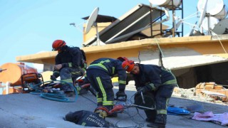 Antalya Büyükşehir Belediyesi İtfaiyesi, deprem bölgesinde 79 kişiyi kurtardı