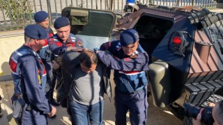 Antalyada 3 kişiyi öldürdüğü iddia edilen zanlı, zırhlı araçla adliyeye getirildi