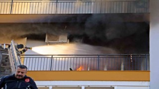 Antalyada apartman sakinlerini sokağa döken yangın