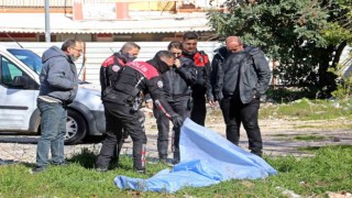Antalyada boş arazide erkek cesedi bulundu