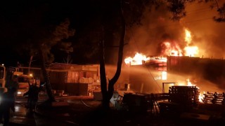 Antalyada iki iş yerindeki yangın geceyi aydınlattı