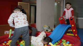 Antalyaspor Kaptanı, tesislerde ağırlanan depremzede çocuklarla oyun oynadı