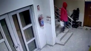 Apartmandan ayakkabı çalan şahıs güvenlik kamerasına yakalandı