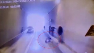 Araç alt geçidini kullanan kişi otomobilin altında kalmaktan kıl payı kurdu