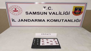 Aracında 8 paket halinde zulalanmış uyuşturucu hapla yakalandı