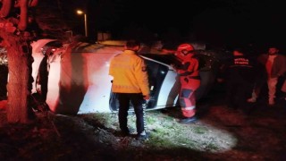 Araçta sıkışan vatandaşı itfaiye ekipleri kurtardı