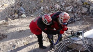 Arama-kurtarma gönüllüsü Necla teyze, Kahramanmaraşta enkazda hayat kurtarıyor