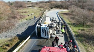 Arnavutköyde sürücüsünün kontrolünden çıkarak devrilen hafriyat kamyonu yolu kapattı