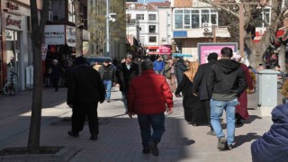 Artan hava sıcaklığını fırsat bilen vatandaşlar adeta sokaklara döküldü