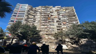 Artçı depremde binalar yıkıldı