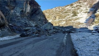 Artvinde heyelan nedeniyle Artvin-Şavşat karayolu ulaşıma kapandı