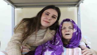 Asrın felaketinden kurtulan Bedriye teyze ve gönüllüler anne-kız gibi oldular