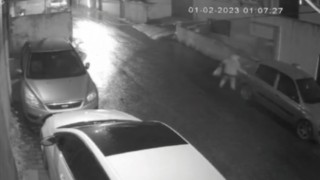 Ataşehirde şahısları sokak ortasında otomobili çizip yazılar yazdı
