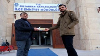 ATM önünde bulduğu 22 bin TLyi sahibine teslim etti
