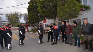 Aydına dönen arama kurtarma ekibi çiçeklerle karşılandı