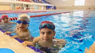 Aydında çocuklar yüzme öğrenmeye devam ediyor