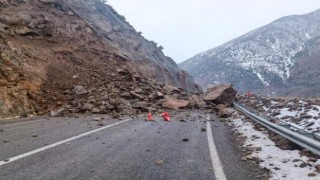 Aynı güzergahta 1 saat arayla yaşanan ikinci heyelan kamerada