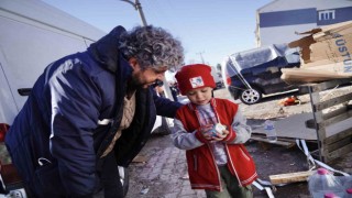 Ayvalık Belediyesi ekipleri deprem bölgesinde afetzedelerin yanında