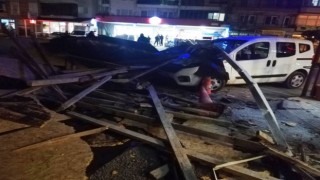 Ayvalıkta kuvvetli fırtınada bir apartmanın çatısı uçtu