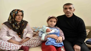 Babasının askerlik yaptığı şehirde depremzede olarak dünyaya geldi