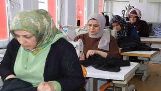 Bağışlanan kumaşlarla depremzedelere kışlık eşofman takımı üretiyorlar