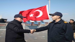 Bakan Akar, TCG Sancaktarda depremzedeleri ziyaret etti