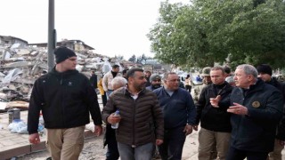 Bakan Akar ve Bakan Koca, Hatayda kent merkezindeki arama kurtarma çalışmalarını inceledi