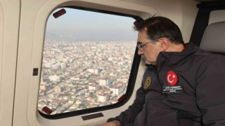 Bakan Dönmez, depremden etkilenen Osmaniye'yi havadan inceledi