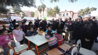 Bakan Dönmez, Osmaniyede çadır kentteki afetzedeleri ziyaret etti