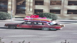 Baküde yorganları eski aracına bağladığı fotoğrafıyla tanınan Server Beşirli Türkiyeye gidiyor