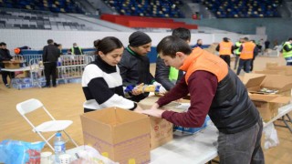 Baküdeki Türkiye Yüzyılı Birlik ve Dayanışma Platformundan Türkiyeye 135 tırlık yardım