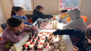 Balıkesirde depremzede gençlere satranç eğitimi