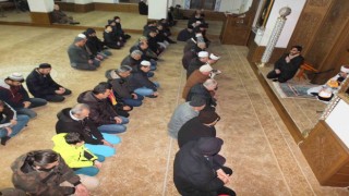 Balıkesirde sabah namazı buluşmasında depremzedelere için dua yapıdı