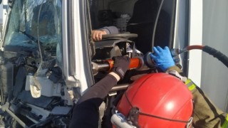 Bandırmada kamyonet tıra arkadan çarptı